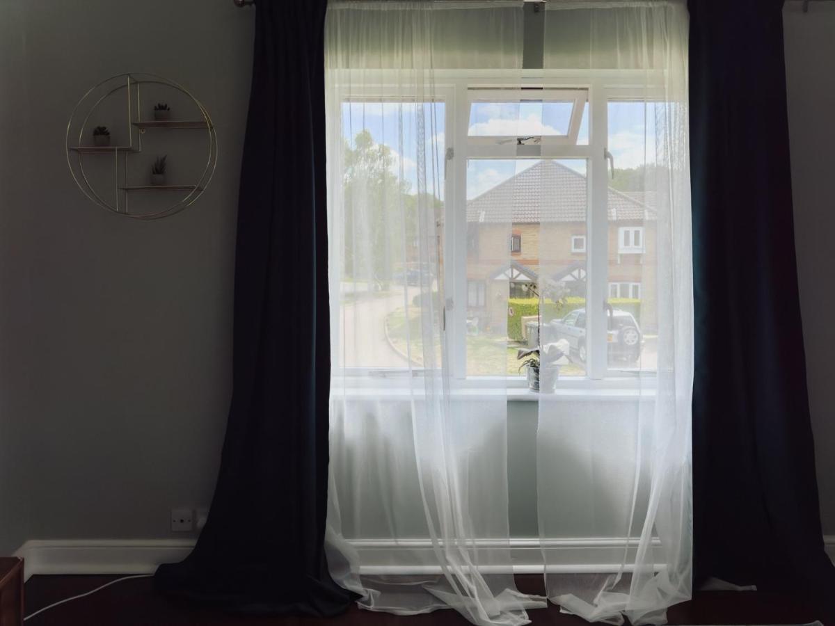 Beautiful Apartment In Guildford With Parking Send Ngoại thất bức ảnh