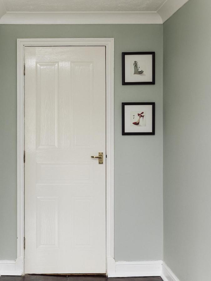 Beautiful Apartment In Guildford With Parking Send Ngoại thất bức ảnh