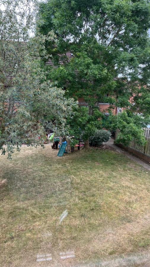 Beautiful Apartment In Guildford With Parking Send Ngoại thất bức ảnh