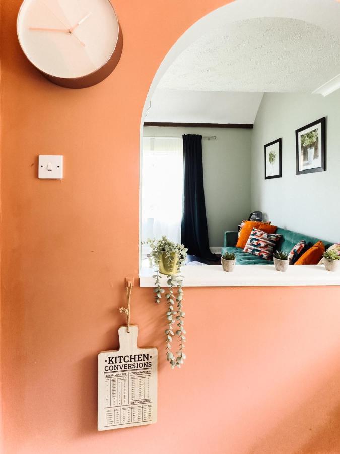 Beautiful Apartment In Guildford With Parking Send Ngoại thất bức ảnh