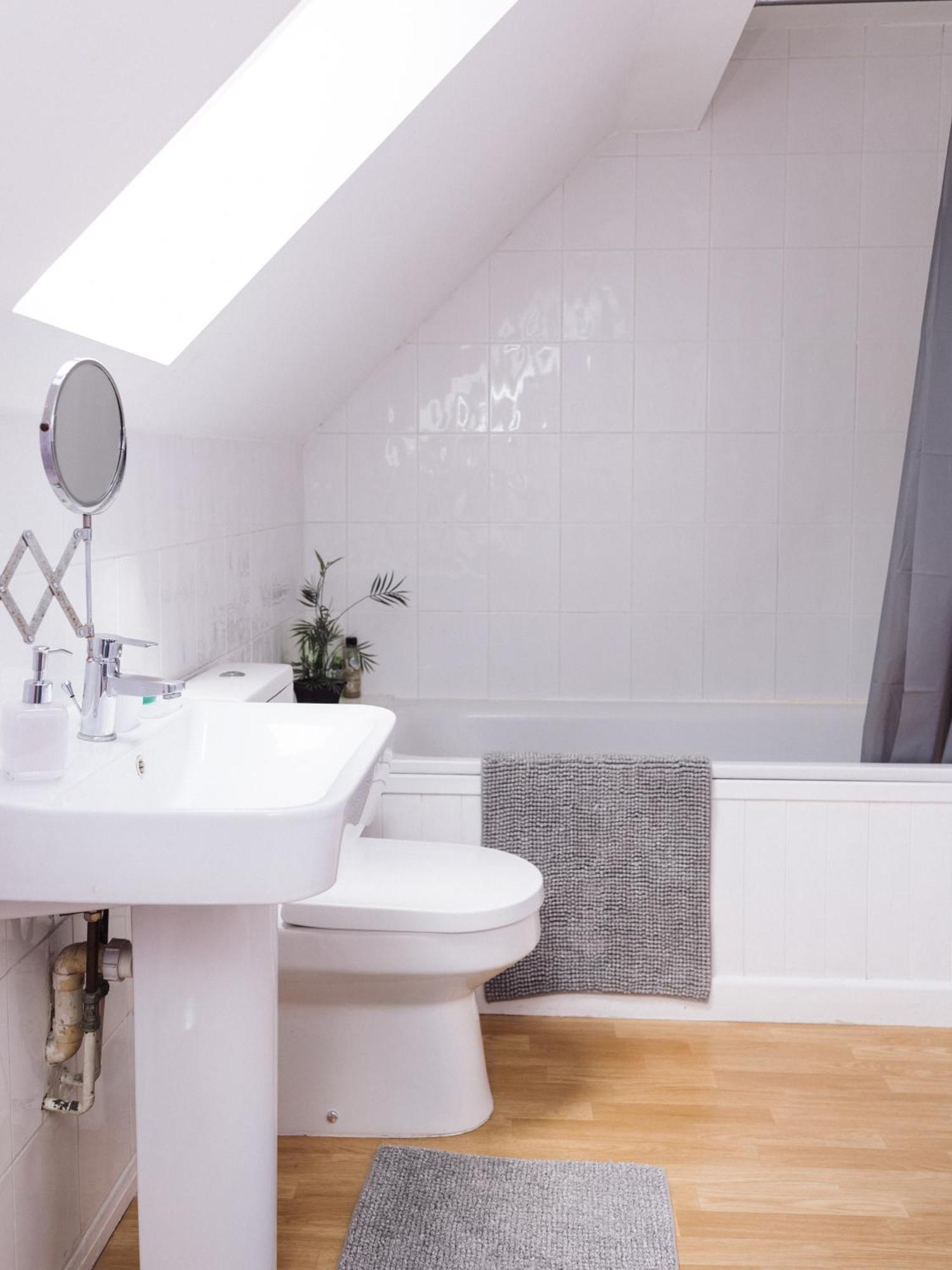 Beautiful Apartment In Guildford With Parking Send Ngoại thất bức ảnh