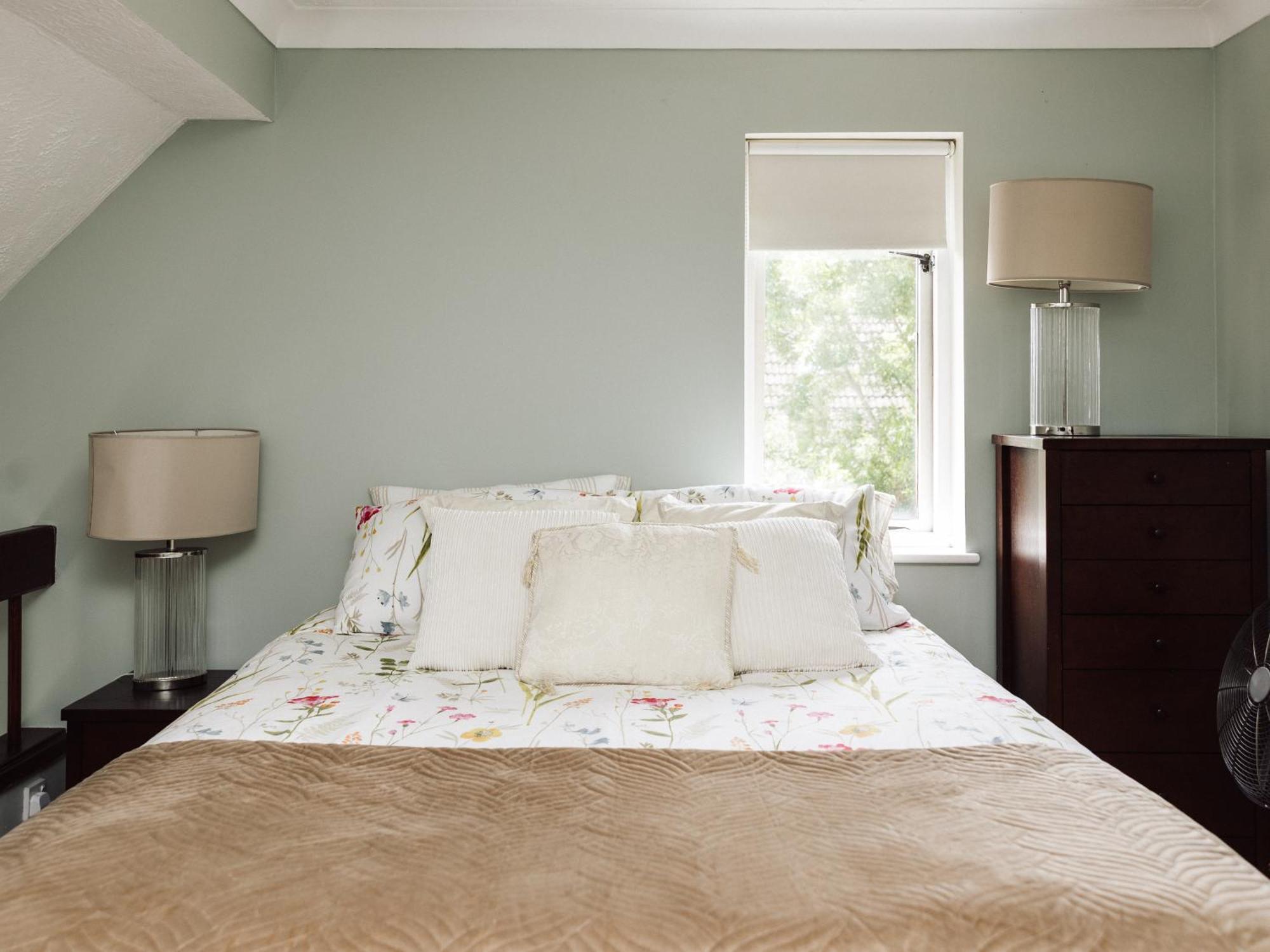 Beautiful Apartment In Guildford With Parking Send Ngoại thất bức ảnh
