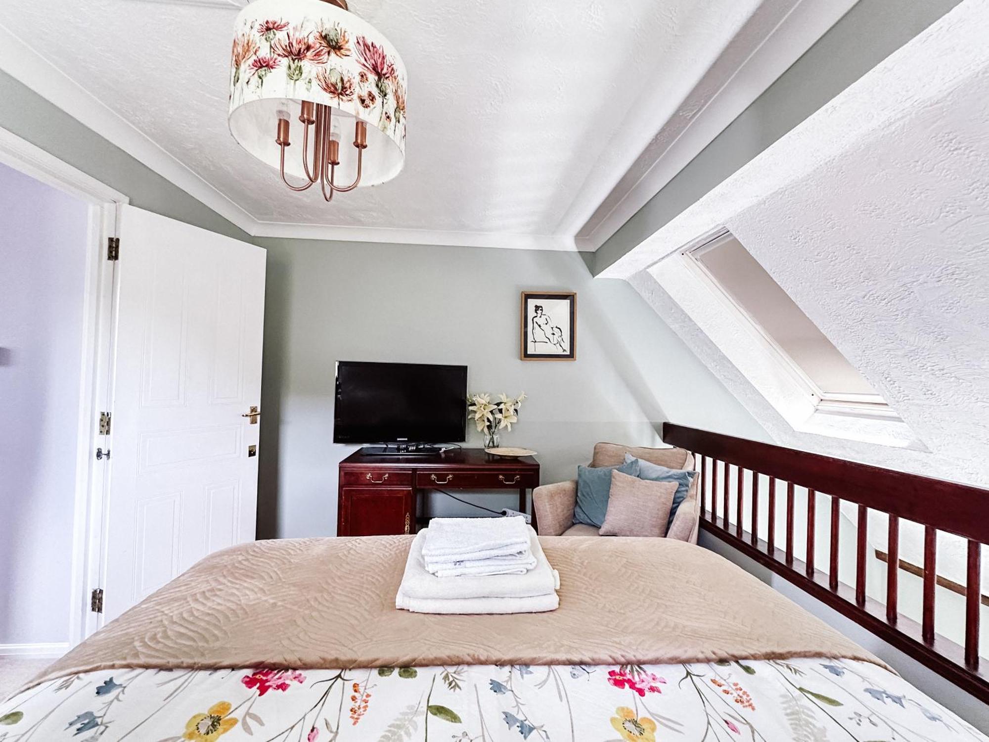 Beautiful Apartment In Guildford With Parking Send Ngoại thất bức ảnh