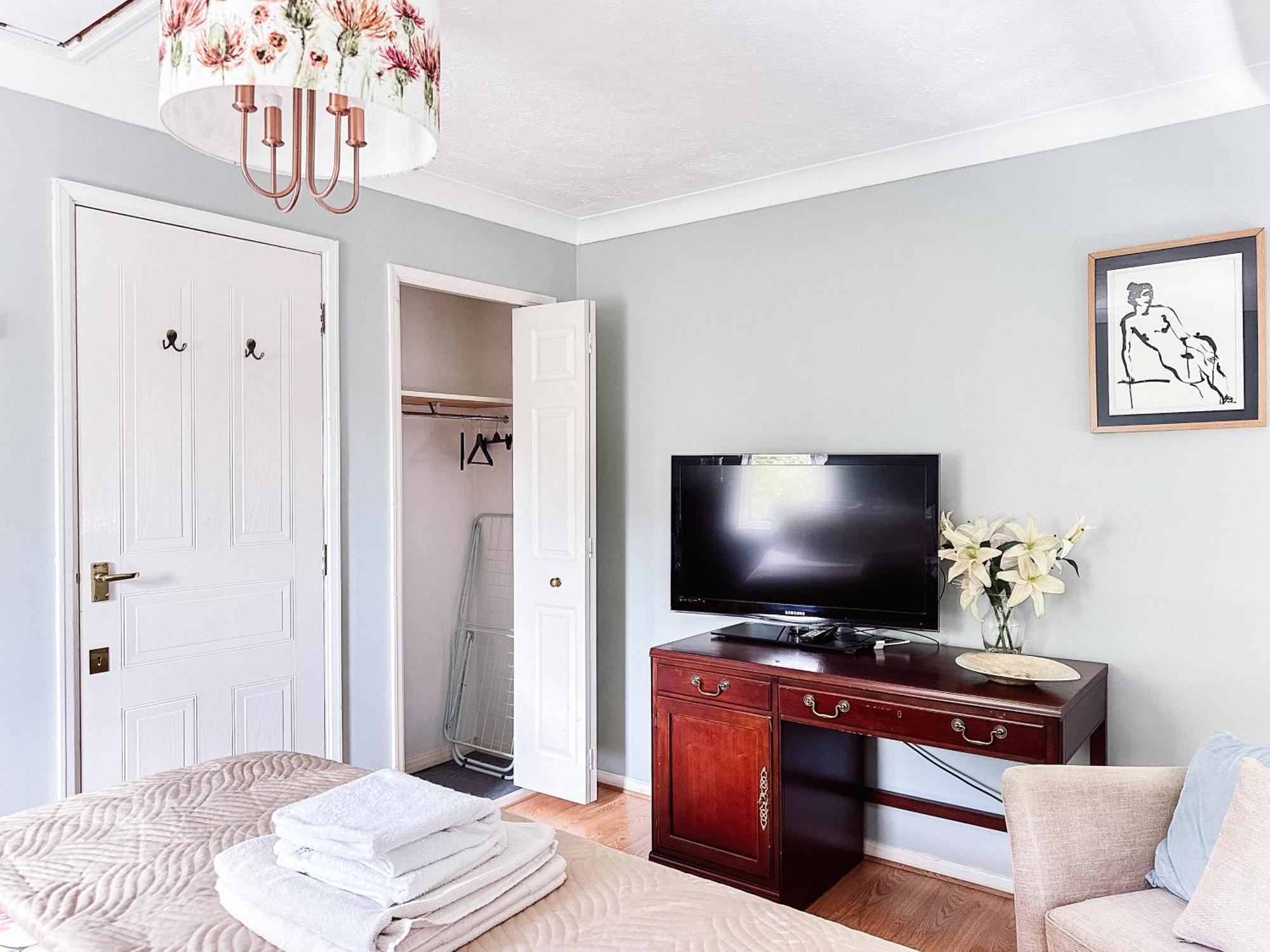 Beautiful Apartment In Guildford With Parking Send Ngoại thất bức ảnh