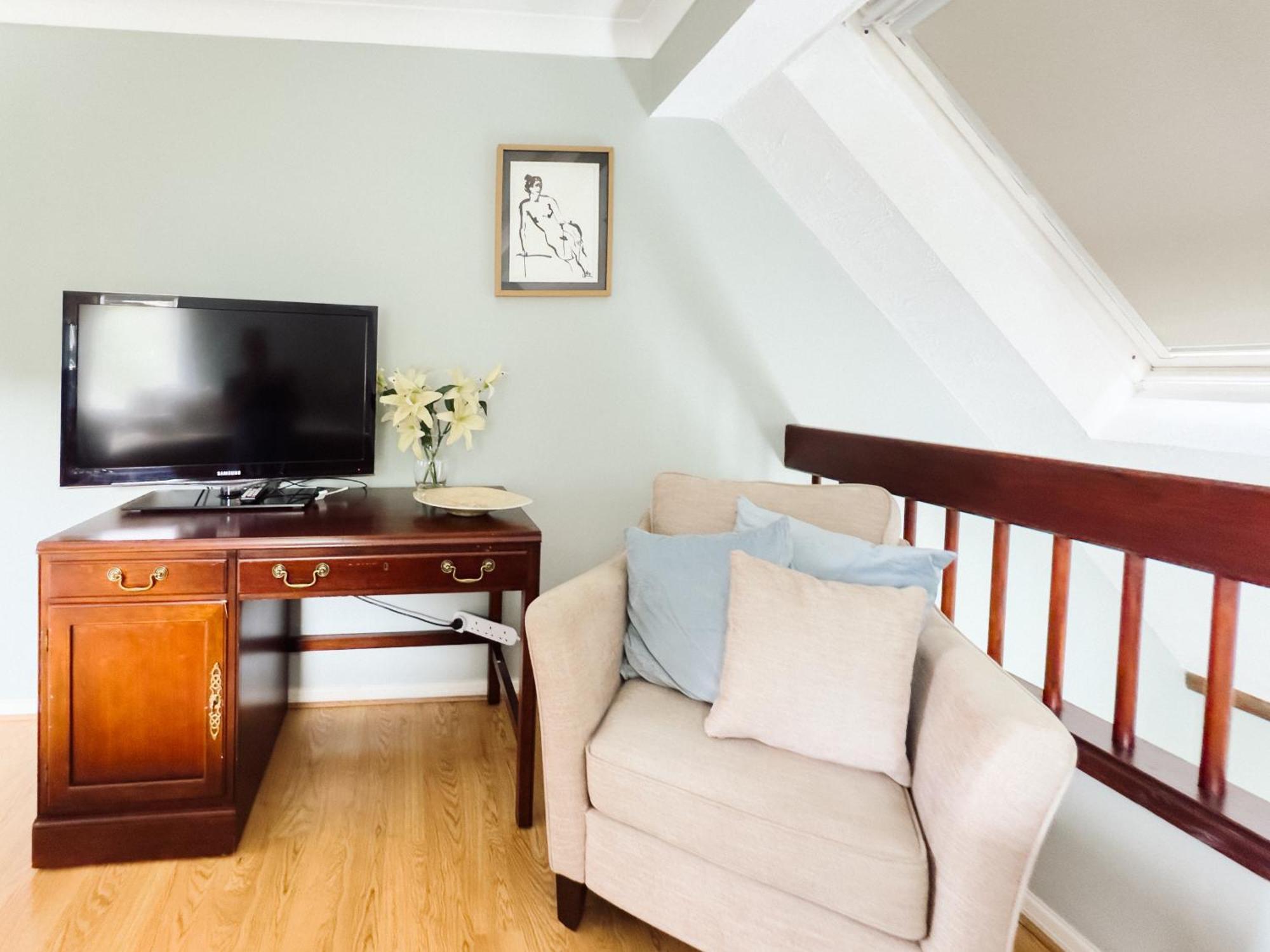 Beautiful Apartment In Guildford With Parking Send Ngoại thất bức ảnh