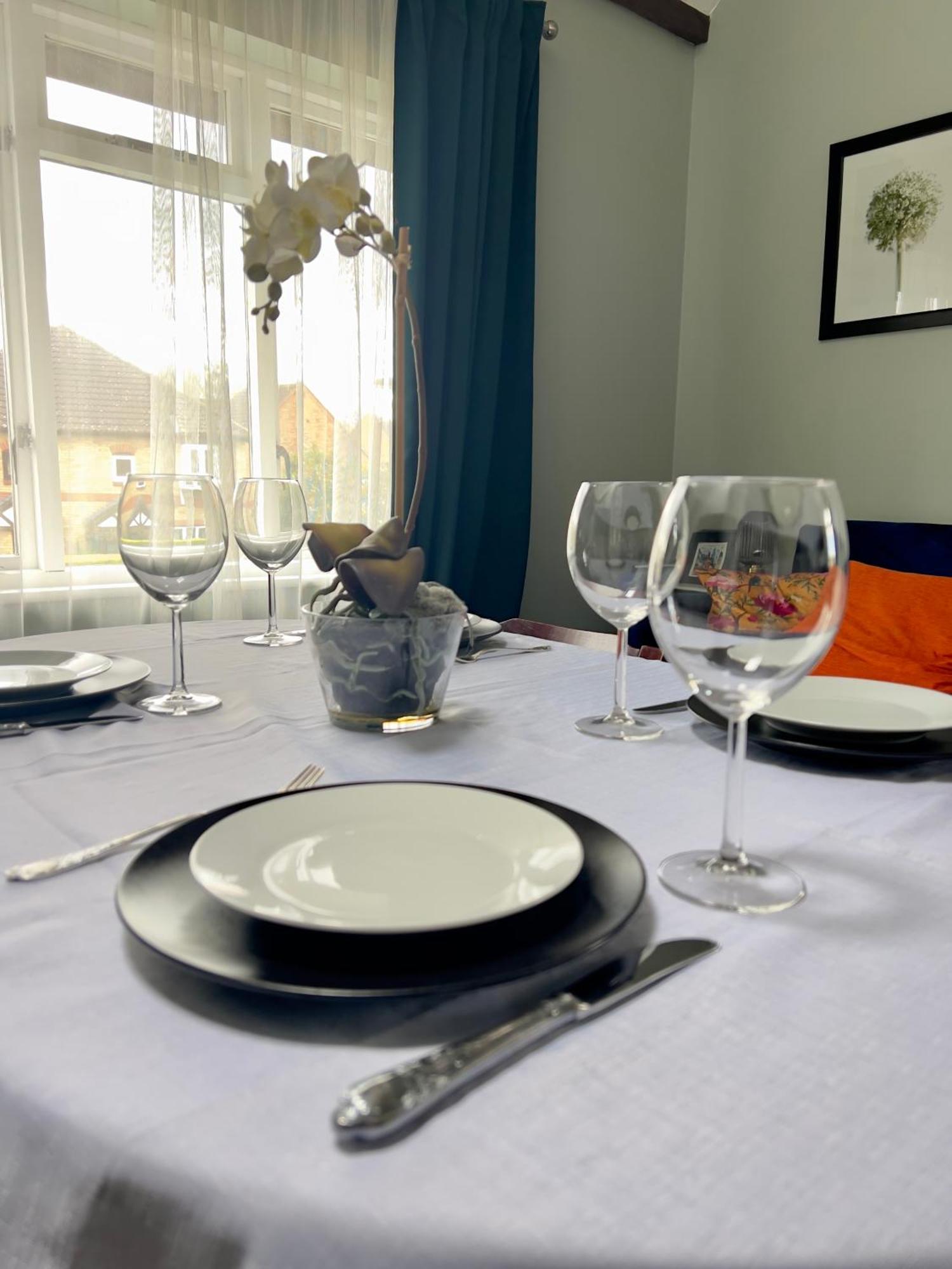 Beautiful Apartment In Guildford With Parking Send Ngoại thất bức ảnh
